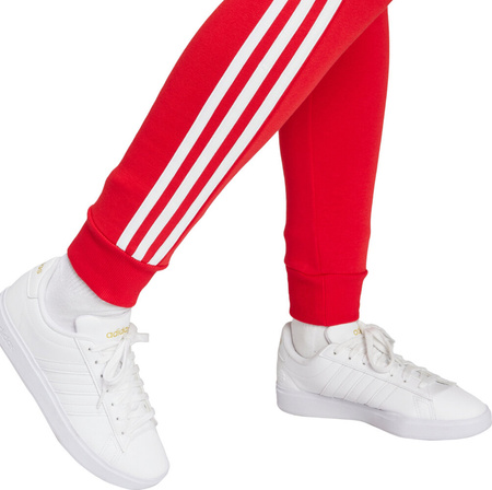 Spodnie damskie dresowe joggery adidas Essentials 3-Stripes Fleece czerwone IY1719