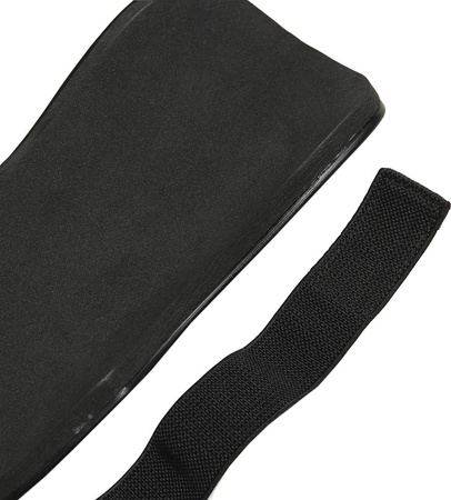 Ochraniacze piłkarskie na golenie piszczele nagolenniki Adidas Tiro Club Shin Guards czarno-białe HN5601