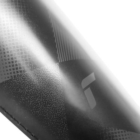 Ochraniacze piłkarskie na golenie piszczele nagolenniki Reusch Shin Guard Compact Lite czarne 5577047 7060