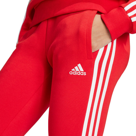 Spodnie damskie dresowe joggery adidas Essentials 3-Stripes Fleece czerwone IY1719