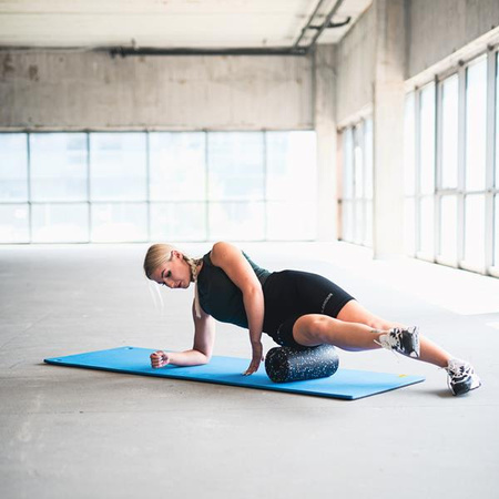 Mata do ćwiczeń fitness klubowa z otworami HMS Premium MFK03 180x60x1,5 cm niebiesko-czarna