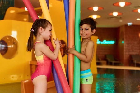 Dziecięce bokserki kąpielowe Aquawave Tahu Kids paradise green/blue radiance rozmiar 134