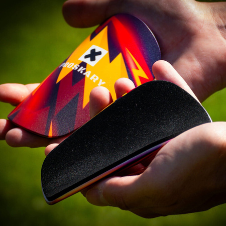 Ochraniacze piłkarskie Proskary Comic Shin Pads czarno-pomarańczowe 12x8 cm