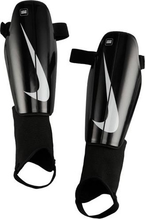 Ochraniacze piłkarskie na golenie piszczele Nike Charge czarne DX4608 010