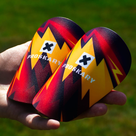 Ochraniacze piłkarskie Proskary Comic Shin Pads czarno-pomarańczowe 12x8 cm