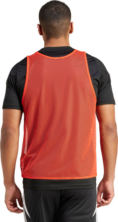 Znacznik adidas Training 24 BIB koralowy JF3245