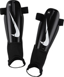 Ochraniacze piłkarskie na golenie piszczele nagolenniki dla dzieci Nike Charge czarne DX4610 010